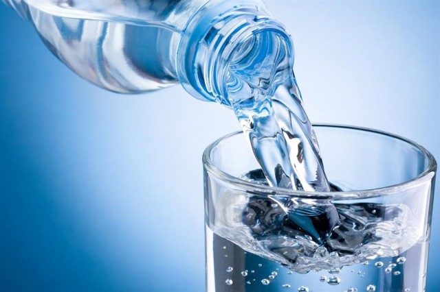 Colmo per una bottiglia d'acqua