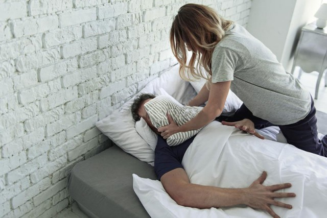 Marito ansimante a letto