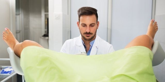 Visita ginecologica della giovane figlia